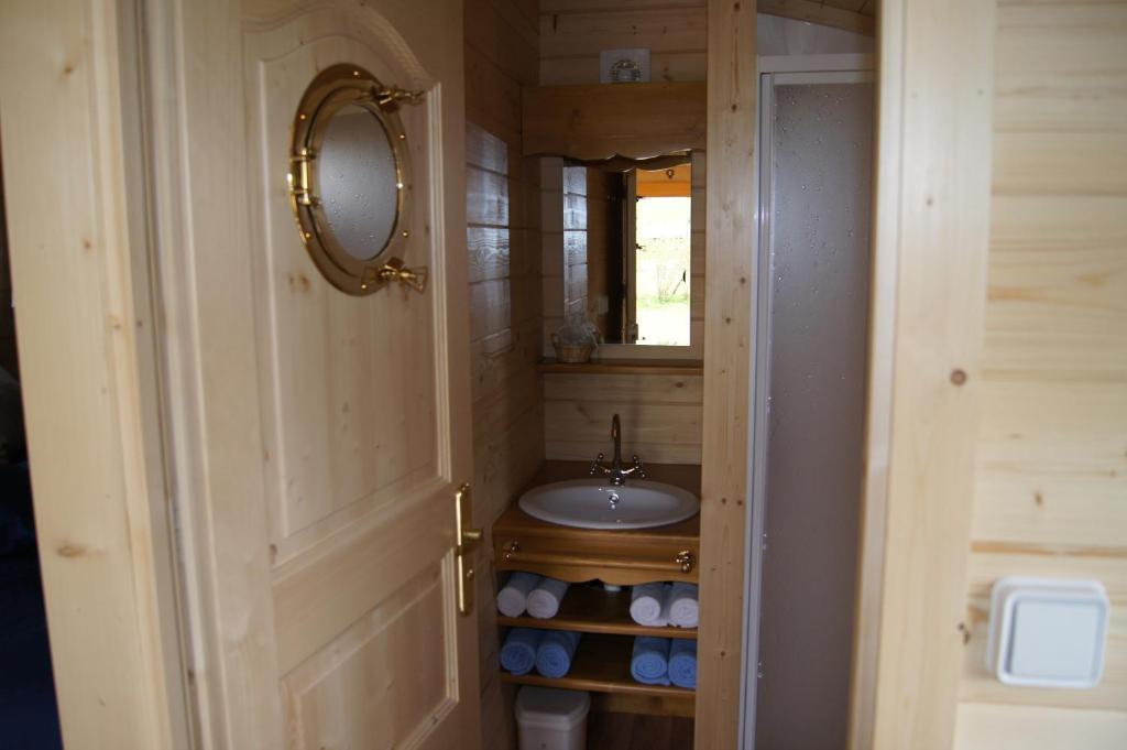Les Roulottes De Saint-Sulpice Konuk evi Oda fotoğraf